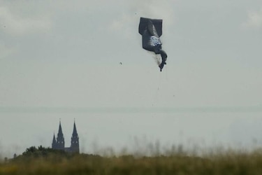 Un globo dirigible se incendia y cae sobre el campo del US Open