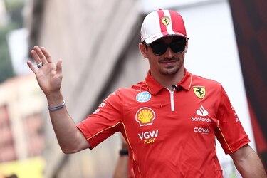 Charles Leclerc vuela en Mónaco con Fernando Alonso tercero y Max Verstappen sufre