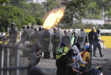 Oposición venezolana bloquea calles para impulsar plebiscito contra Maduro