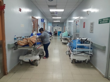 Pacientes en los pasillos: el desafío sin resolver en el Complejo Hospitalario