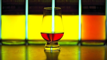 Un poco de agua en el ‘whisky’ no es sacrilegio
