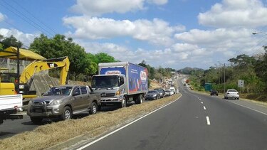 Estudiantes del IPT de Capira reabren la Interamericana