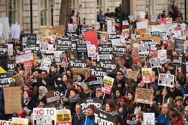 Donald Trump fustiga a juez por congelar restricciones migratorias