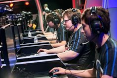 Jugadores electrónicos, astros de un deporte futurista