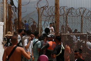 Miles de jóvenes marroquíes tratan de cruzar la valla fronteriza con España