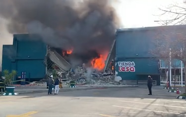 Colapsa parte del centro comercial de Punta del Este por un incendio