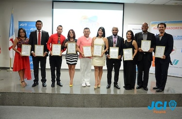 Premian a 10 jóvenes sobresalientes de Panamá
