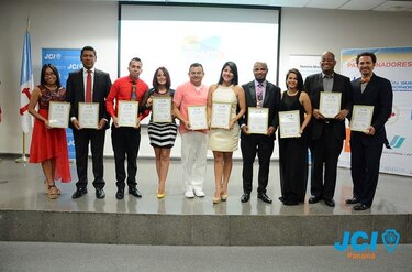 Premian a 10 jóvenes sobresalientes de Panamá