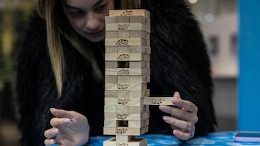 Cómo un pasatiempo de la infancia se convirtió en el jenga, el famoso juego en el que ‘la gravedad siempre gana’