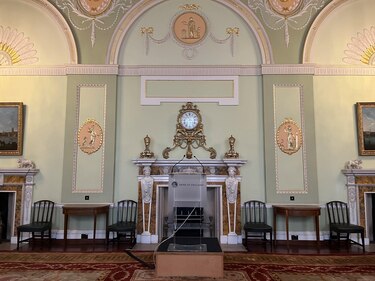 Cómo es el centenario edificio de Londres que guarda 400,000 lingotes de oro, incluyendo numerosos que pertenecen a Venezuela y están en disputa con Reino Unido