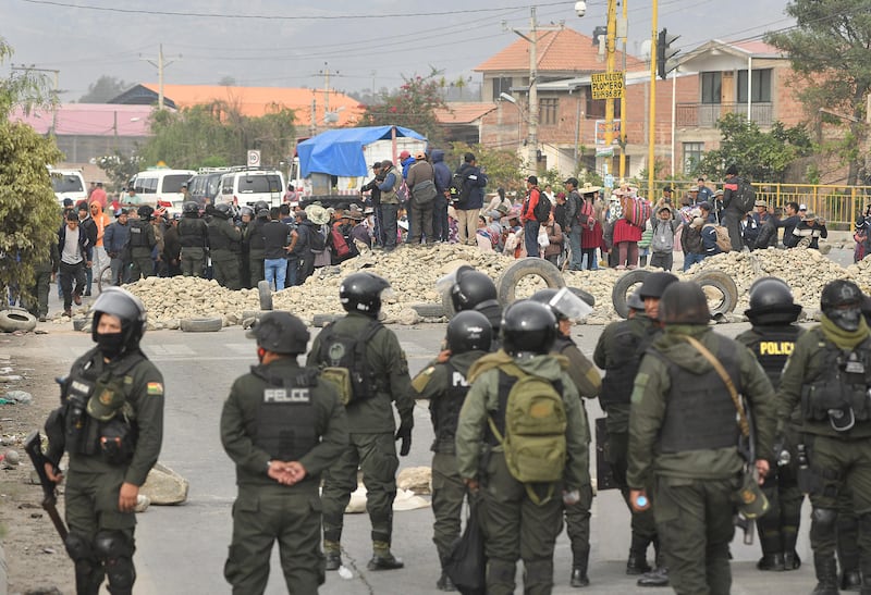 Policía intenta retirar bloqueos de carreteras en noveno día de protestas en Bolivia