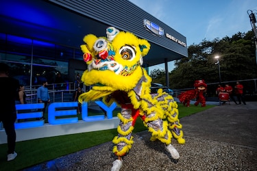 Geely inaugura su primer showroom en Panamá y lanza su nuevo SUV Azkarra, con tecnología híbrida ligera demostrando por qué menos, es más