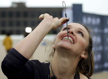 Equilibrista se cuelga de los dientes sobre el Niágara
