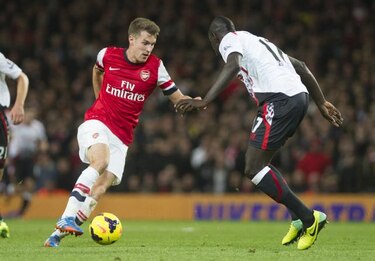 Arsenal gana 2-0 al Liverpool y se afianza como líder