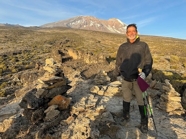 Cómo plantar la bandera panameña en la cima del Kilimanjaro a los 80 años