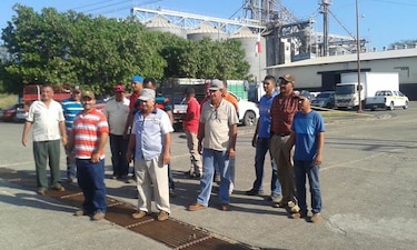 Camioneros santeños exigen espacio en los silos de La Honda