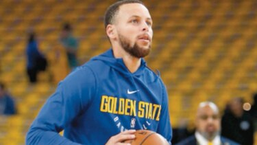 Stephen Curry espera volver hoy después de un mes de baja