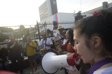 Caso Arquesio Arias: grupo de mujeres protesta frente a la Asamblea