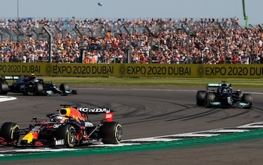 Verstappen abandona gran premio de Gran Bretaña tras choque con Hamilton 