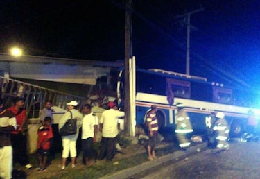 Accidente de tránsito en Río Hato, bus se estrella contra una casa