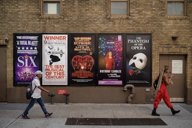 Neoyorquinos celebran el regreso de los exitosos ‘shows’ de Broadway