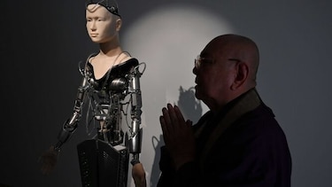 Un androide predica la sabiduría en un templo de Japón