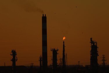 Petróleo de Texas sube 9.7% tras anuncio de Irán de mantener cerrado el estrecho de Ormuz