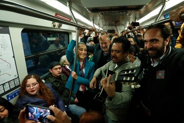 Tras 20 meses, reabre parcialmente la colapsada línea 12 del metro de México