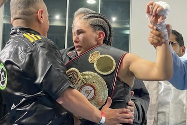 Panameña Nataly Delgado impone su clase y retiene título interino AMB supermosca