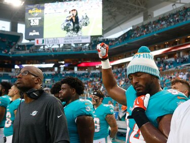 NFL: Jugadores protestan durante himno, Trump pide sanciones