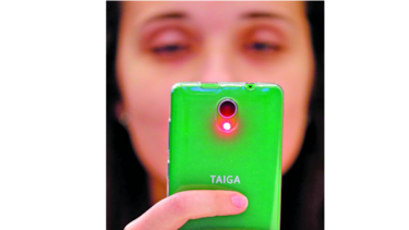 Firma rusa presenta teléfono celular