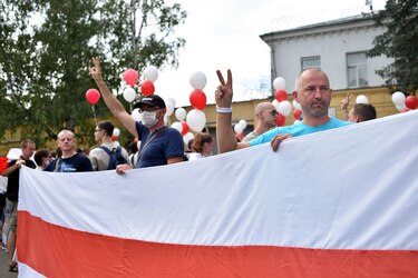 Opositores de Bielorrusia protestan frente a centro de detención en Minsk