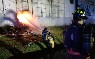 Se cumplen 24 horas del fuego en Zona Libre de Colón; 250 bomberos aún trabajan para apagarlo