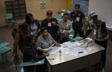 Honduras votó en comicios con su presidente buscando una polémica reelección