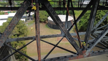 Con el embajador presente, ingenieros de Estados Unidos evalúan el puente de las Américas
