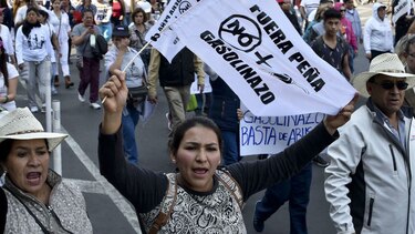 Miles marchan en ciudades mexicanas contra aumento del precio de la gasolina
