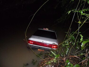 Automóvil cae en quebrada El Barrero de Coclé; sus ocupantes resultan ilesos