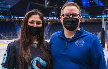 Espectadora alerta a empleado de equipo de hockey sobre melanoma