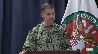 Estados Unidos dice que atacó un portaaviones de drones en Irán y que mantiene gran fuerza militar