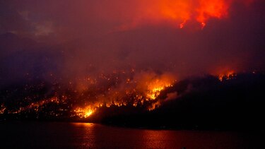 Incendios forestales obligan a 35,000 personas a huir de sus hogares en el oeste de Canadá