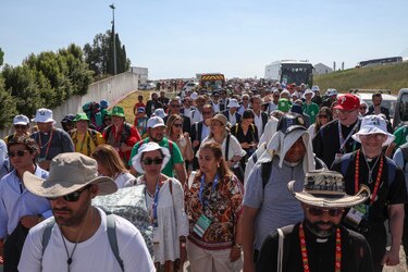 El papa se despide de Lisboa con una fiesta con los voluntarios: ‘Sean surfistas del amor’