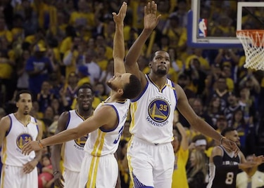 Curry y Durant rescatan a los Warriors