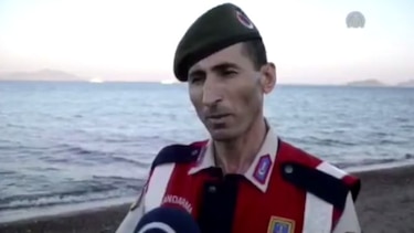 'Pensé en mi hijo' dice el policía turco que recogió el cadáver del pequeño Aylan