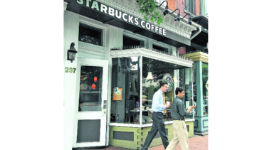 Director de Starbucks planea avivar ventas