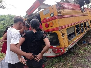 Equipo de fútbol sobrevive a caída de autobús en un abismo en Nicaragua