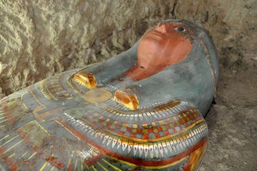 Arqueólogos españoles descubren momia intacta cerca de Luxor