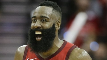 James Harden aplasta a Irving; griego Antetokounmpo se luce en grande