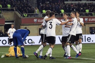 Alemania consolida primer puesto de su grupo con victoria fácil en Azerbaiyán