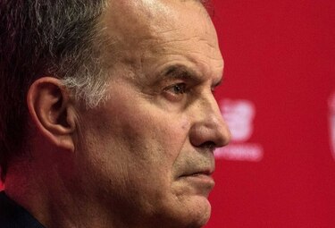 Bielsa dice ser ‘muy feliz’ en Lille, en su primera aparición pública