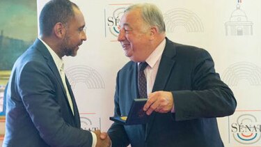 Francia condecora a artista panameño Humberto Vélez